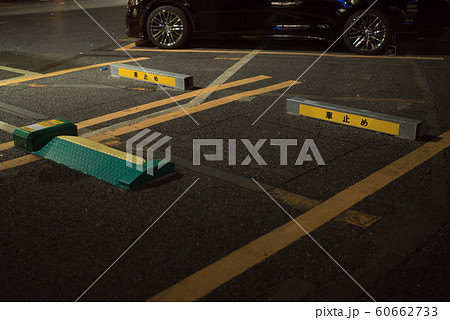 コインパーキングと車(夜) 60662733
