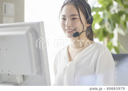 コールセンターで働く若い女性 オペレーター コールセンターで働く若い女性 オペレーター 60663979