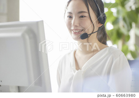 コールセンターで働く若い女性 オペレーター コールセンターで働く若い女性 オペレーター 60663980