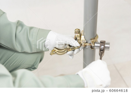 建設業 足場 技術者 クランプ 両口ラチェット 女性 建設業 足場 技術者 クランプ 両口ラチェット 女性 60664618