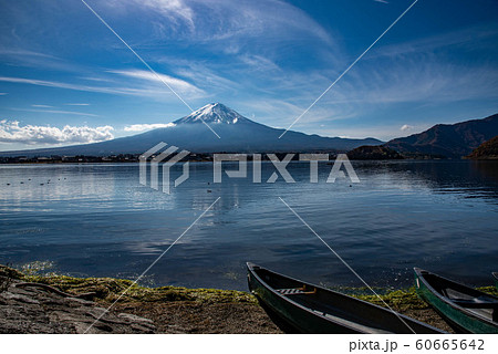 ＜山梨県＞河口湖の湖畔のボートと雄大な富士山【11月】 60665642