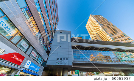 日本の東京都市景観　夕日を浴びる日暮里駅前のタワーマンションなどを望む 60665957
