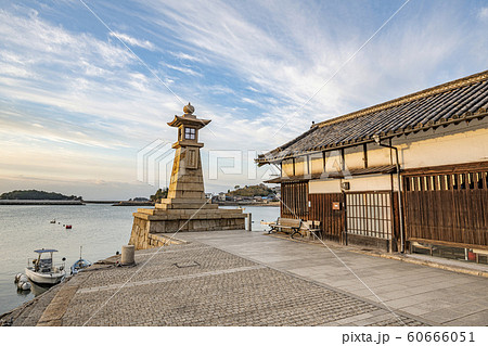 広島県福山市鞆の浦　鞆の浦のシンボル常夜灯と周辺の街並み 60666051