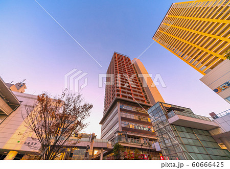 日本の東京都市景観　夕日を浴びる日暮里駅前のタワーマンション群などを望む 60666425