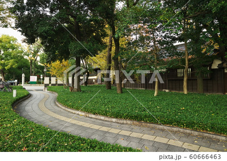 秋の徳川園 脇長屋と歩道 秋の徳川園 脇長屋と歩道 60666463