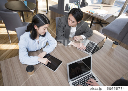 コワーキングスペースで仕事をする若い男女 コワーキングスペースで仕事をする若い男女 60666774