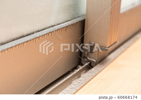 窓の結露 60668174