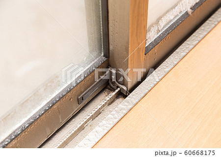 窓の結露 60668175