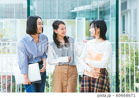 女子大生グループ　撮影協力「近畿大学」　 60668671