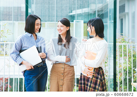 女子大生グループ　撮影協力「近畿大学」　 60668672