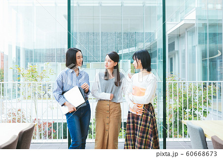 女子大生グループ　撮影協力「近畿大学」　 60668673