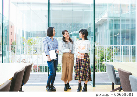 女子大生グループ　撮影協力「近畿大学」　 60668681