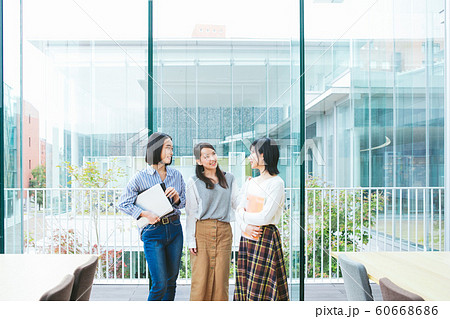 女子大生グループ　撮影協力「近畿大学」　 60668686