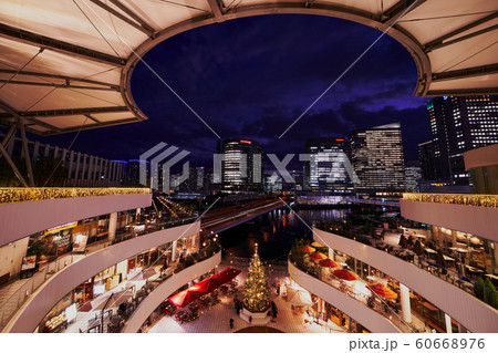 横浜駅近辺のビジネス街の夕景 横浜駅近辺のビジネス街の夕景 60668976