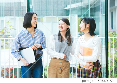 女子大生グループ 撮影協力「近畿大学」 女子大生グループ 撮影協力「近畿大学」 60669151