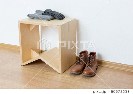White empty anteroom with wooden stool and leather White empty anteroom with wooden stool and leather 60672553