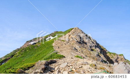 春の八ヶ岳登山 （赤岳展望荘付近から赤岳を見上げる） 60683453