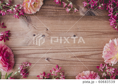 木目背景 花のフレーム 木目背景 花のフレーム 60683539