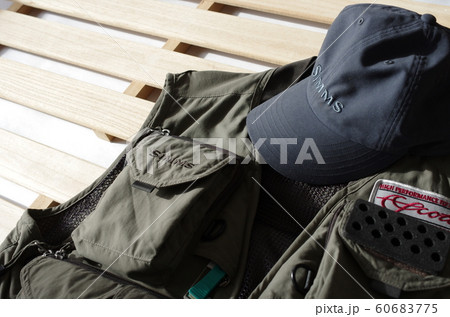 フィッシングベストとキャップ 60683775