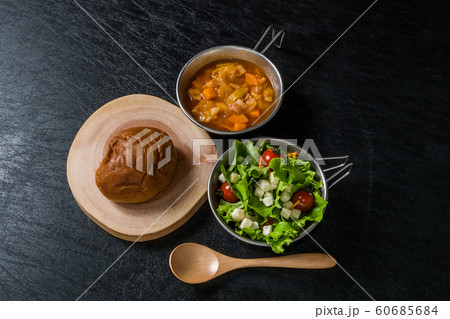 アウトドアで簡単料理  Delicious and easy cooking outdoors 60685684