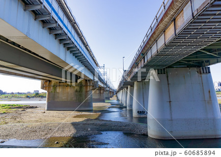 駅前風景　二子玉川駅　多摩川河川敷　高架下 60685894