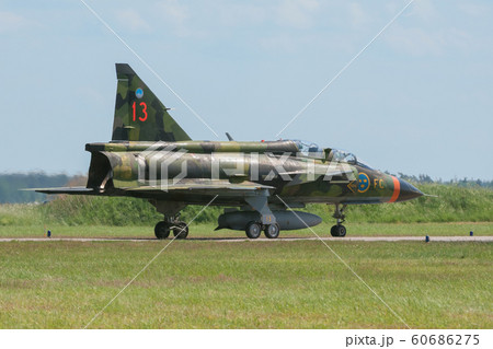 スウェーデン空軍サーブSk37ビゲンのタキシング 60686275