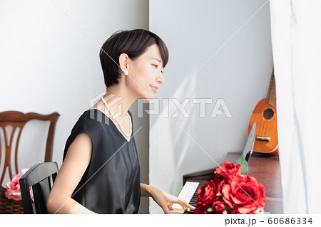 ポートレート　ピアノを弾く女性 60686334