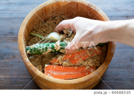 糠漬けを取り出す 60688330