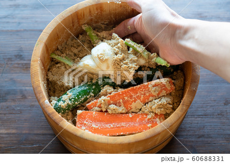 糠漬けを取り出す 糠漬けを取り出す 60688331