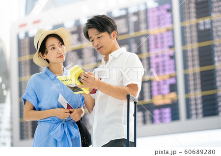 旅行 空港 夫婦 カップル 海外旅行 ガイドブック 旅行 空港 夫婦 カップル 海外旅行 ガイドブック 60689280