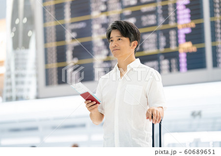 空港 ビジネスマン 時間 確認 空港 ビジネスマン 時間 確認 60689651