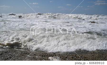 荒れる日本海と波飛沫 60689910