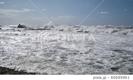荒れる日本海と岩礁に打ち付ける波飛沫 60689961