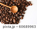 コーヒー豆とスプーン 60689963