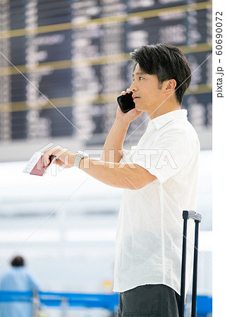 旅行 空港 待合せ スマホ  旅行 空港 待合せ スマホ  60690072