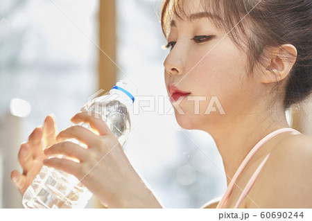 若い女性 水 女性 60690244