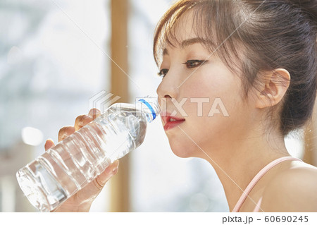 若い女性 水 女性 60690245