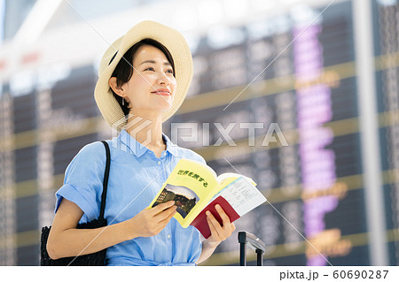 空港　旅行　一人旅　ガイドブック　海外旅行　留学 60690287