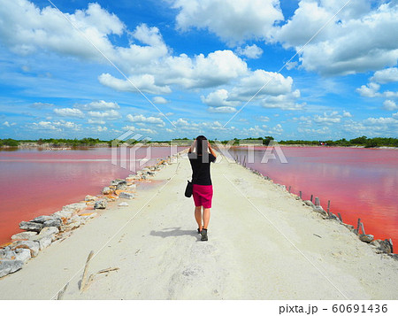 ＜メキシコ＞ピンクラグーンと女性 60691436
