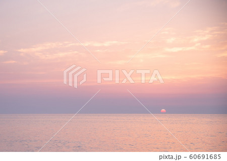 鳥取の美しい景色　砂丘海岸の夕日 60691685
