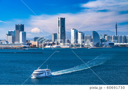 神奈川県 横浜みなとみらいと富士山の風景の写真素材