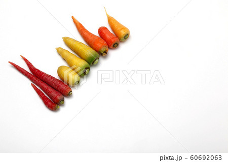 白地にカラフルなニンジン 60692063