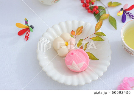 お正月の和菓子～めでたいと福梅 60692436