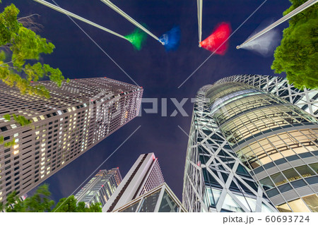 都市風景 西新宿都市夜空を見上げる風景 都市風景 西新宿都市夜空を見上げる風景 60693724