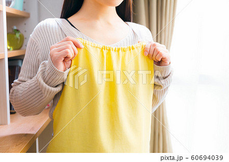 エプロン　準備　女性 60694039