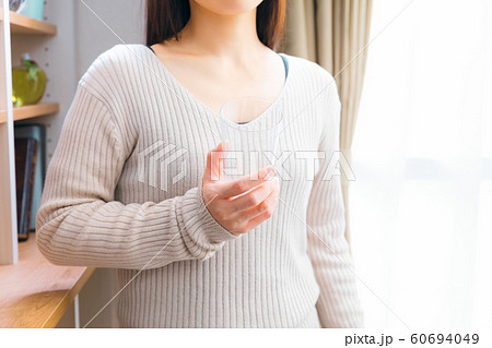 グラスを持つ女性　飲み干す リサイクル 活用 60694049