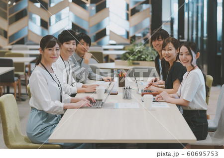 ミーティング　会社員 60695753