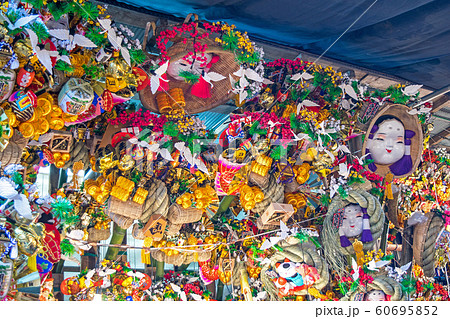 東京都　浅草　鷲神社（おおとりじんじゃ）　熊手商　酉の市・一の酉 60695852