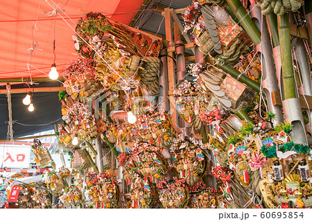 東京都　浅草　鷲神社（おおとりじんじゃ）　熊手商　酉の市・一の酉 60695854