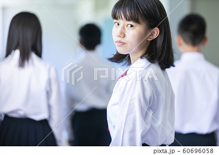 女子中高生 振り向く 受験生 女子中高生 振り向く 受験生 60696058